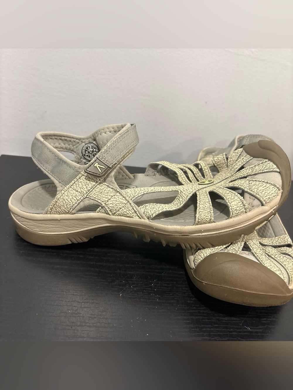 Keen Women's Metallic Beige Strappy Outdoor Sandals 9.5 US summer vacation